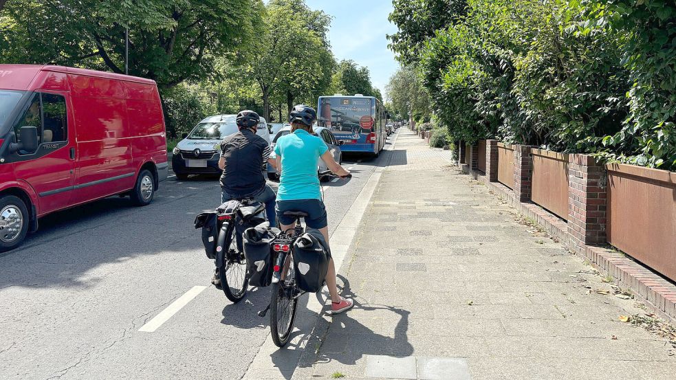 Wenn es voll wird durch stockenden Auto-Verkehr wie hier auf der Straße "Zwischen beiden Bleichen", haben Radfahrer oft das Nachsehen. Foto: Schuurman/Archiv