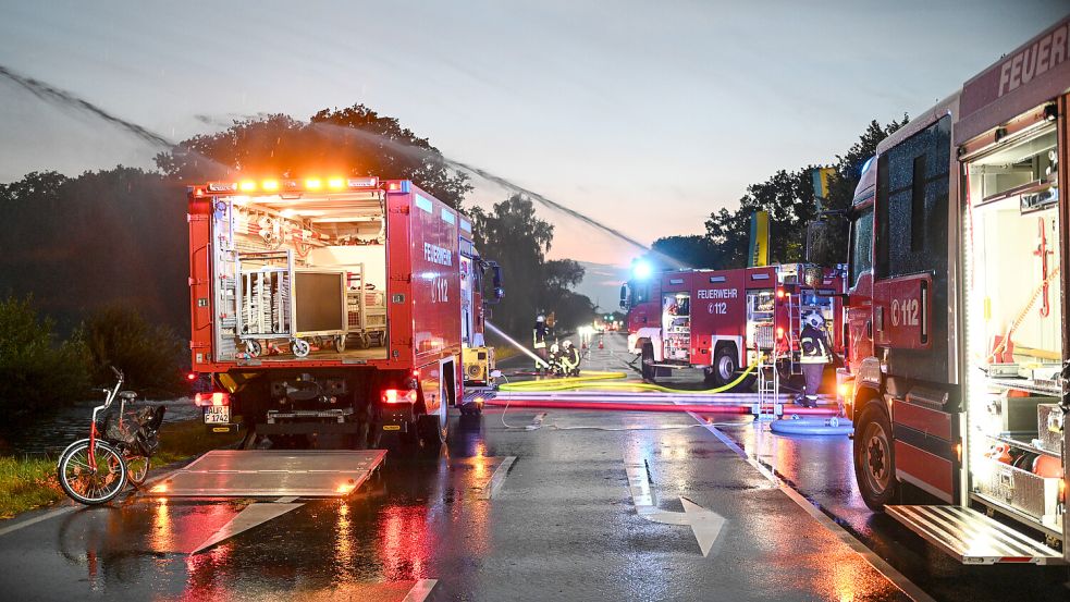 In Aurich und umzu waren in der Unwetternacht zahlreiche Einsatzkräfte im Einsatz. Foto: Penning/dpa