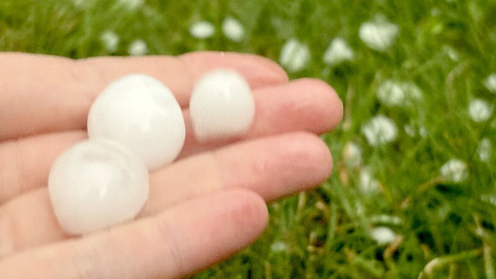 Die Hagelkörner waren beim vergangenen Unwetter besonders groß – und beschädigten nicht nur Terrassenüberdachungen, sondern auch unzählige Autos. Foto: privat