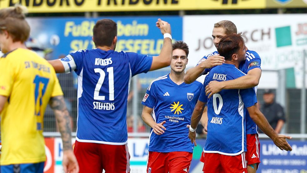Nach dem 1:2 feiern Tido Steffens (von links), Mika Eickhoff und Kai Kaissis den Joker Marten Schmidt, dessen genialer Ballgewinn das Tor erst möglich machte.