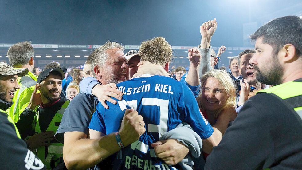 Am 11. Mai stand Kiel Kopf: Holstein war in die Bundesliga aufgestiegen. Lasse Rosenboom stand erstmals in der Startelf und wurde nach dem Spiel auch von seinen begeisterten Eltern Andre (links) und Katrin gefeiert. Foto: Imago