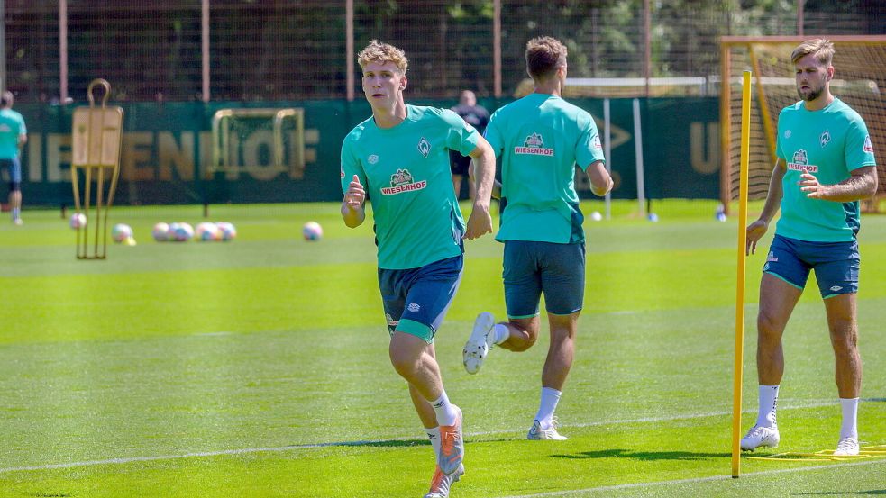Bei Werder Bremen trainierte Lasse Rosenboom (links) gelegentlich auch bei den Profis mit und reiste auch mit in Trainingslager. Rechts im Bild ist Ex-Werder-Spieler und Nationalspieler Niclas Füllkrug. Foto: Imago