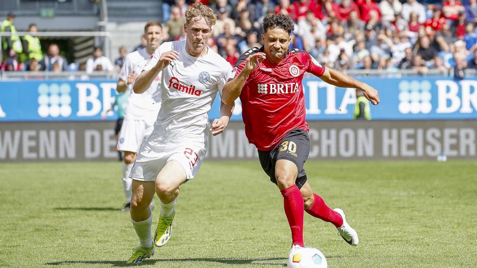Elf Einsätze absolvierte Lasse Rosenboom (links) vergangene Saison in der 2. Liga für Holstein Kiel. Foto: Imago