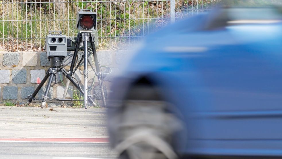 Geschwindigkeitskontrollen können helfen, Raser auszubremsen. Symbolfoto: Daniel Karmann/dpa