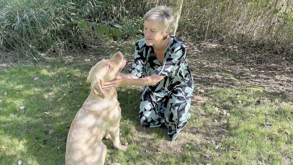 Gemeinsam mit Hündin Ylvi streift Isabel Kleinert gerne durch ihr grünes Paradies. Foto: Groenendaal