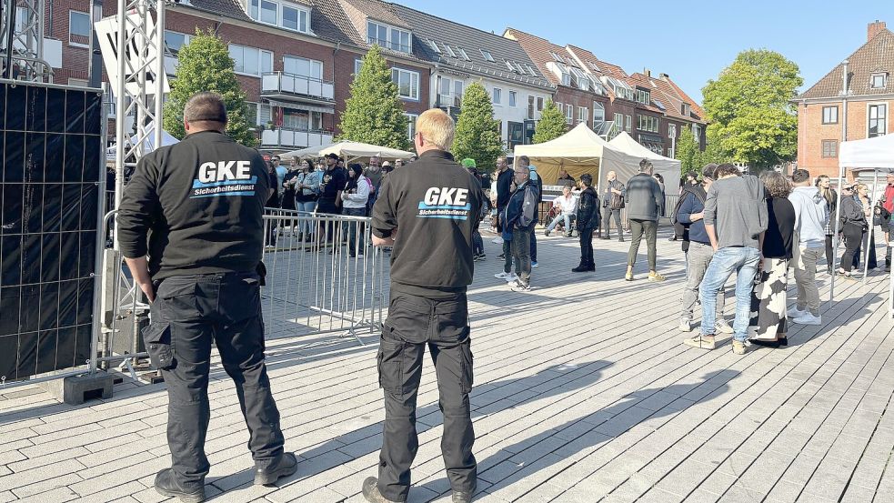 Ein privates Sicherheitsunternehmen ist bei einem Konzert am Neuen Markt in Emden im Einsatz. Die GfE kritisiert die City-Streife. Foto: Hanssen/Archiv