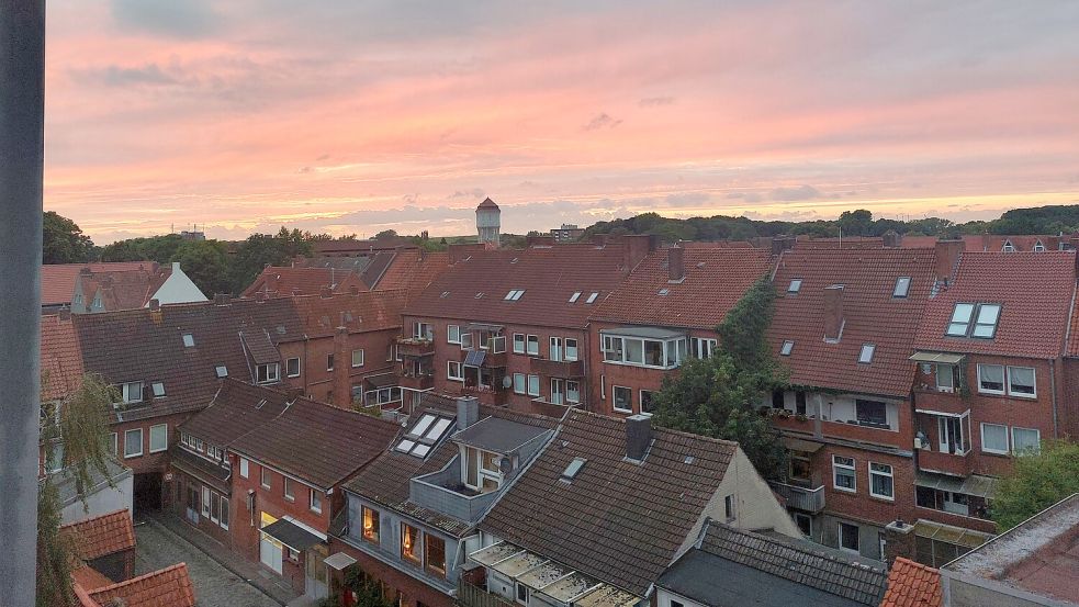 Der Blick von der Nottreppe des Bunkermuseums auf die abendliche Stadt. Foto: Hanssen