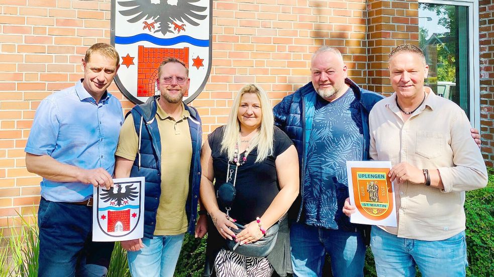 Freuen sich auf den Nachmittagsmarkt in Remels: Bürgermeister Heinz Trauernicht (von links), Torsten Stephan von der Gemeinde Uplengen, Jannine und Andreas Linnemeier (Sprecher der Marktbeschicker) und Hermann Pleis von den Uplengender Schützen. Foto: Gemeinde Uplengen