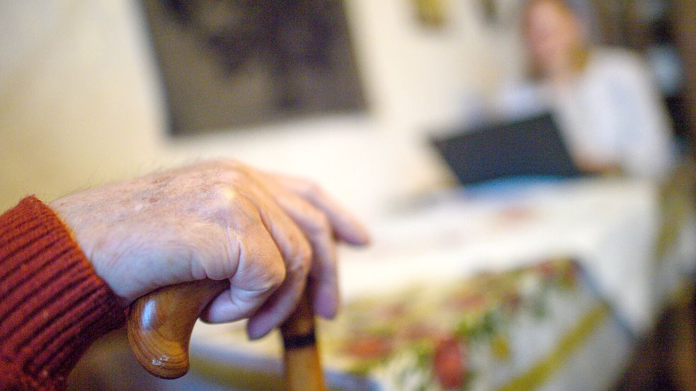 Wer hilft, wenn nichts mehr geht? Meist sind es die Angehörigen – mit all den damit verbundenen Belastungen. Foto: dpa/Monika Skolimowska