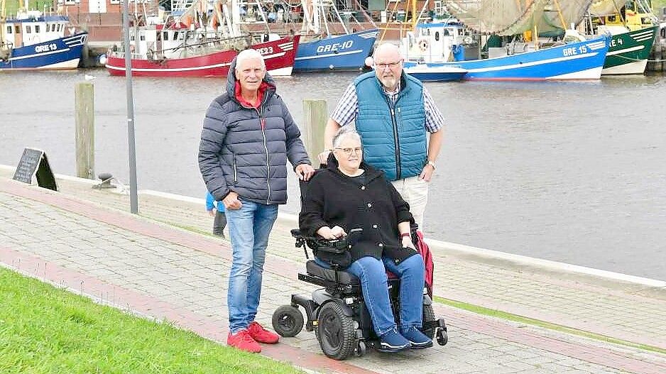 Die Gemeinde Greetsiel hat ein Problem mit Barrierefreiheit – das zeigt auch unser Ortsbesuch. Mit dabei waren, von links nach rechts: Ortsvorsteher Alfred Jacobsen, Birgit Willems aus dem Gemeindebüro der evangelisch-reformierten Gemeinde und der Senioren- und Behindertenbeauftragte Hermann Oost. Foto: Wagenaar