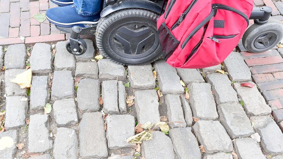 Die Straßenbegebenheiten in Greetsiel sind für Menschen mit Behinderungen eine besonders große Herausforderung. Foto: Wagenaar
