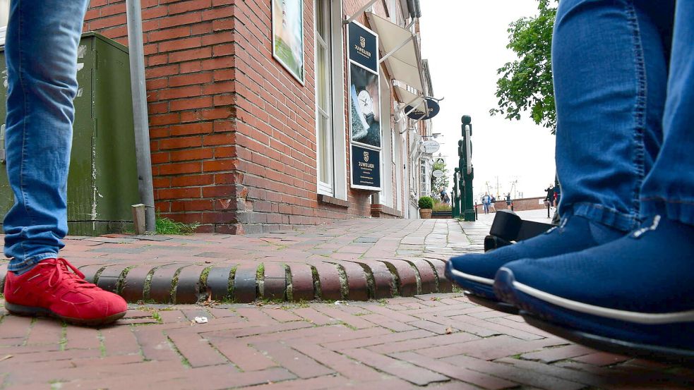 Viele Gehwege in Greetsiel haben keine – oder zu wenige – Absenkungen. Foto: Wagenaar