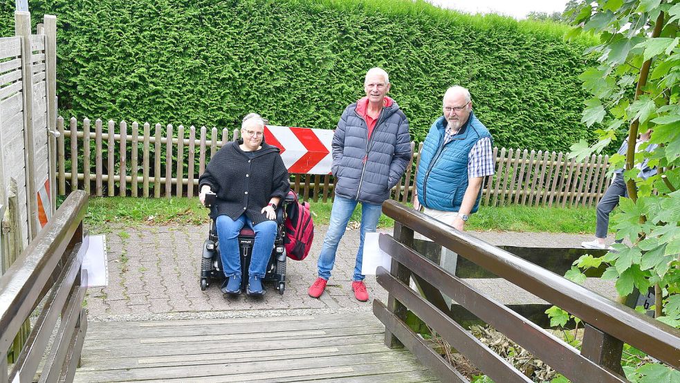Die Sanierung der Brücke am Pilsumer Weg dauert an. Eine Ausweichbrücke ist für Rollstuhlfahrer nur mit Elektromotor machbar. Foto: Wagenaar