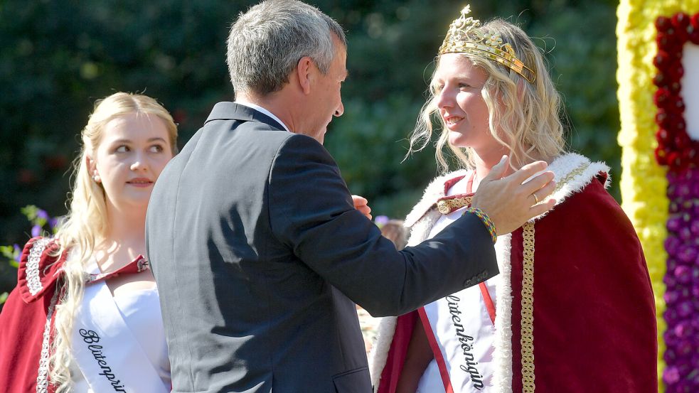 Blütenfest-Schirmherr Johann Saathoff übernahm die Krönung der 72. Blütenkönigin Meike Deharde (rechts). Der SPD-Politiker kommt aus der Krummhörn und ist parlamentarischer Staatssekretär im Bundesministerium des Innern und für Heimat. Links Prinzessin Antje Kopietz. Foto: Ortgies