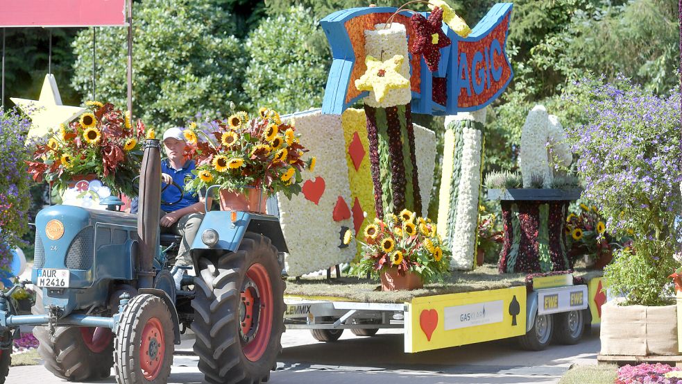 Trotz Dahlien-Mangel konnten in diesem Jahr alle insgesamt zehn Festwagen geschmückt werden. Foto: Ortgies
