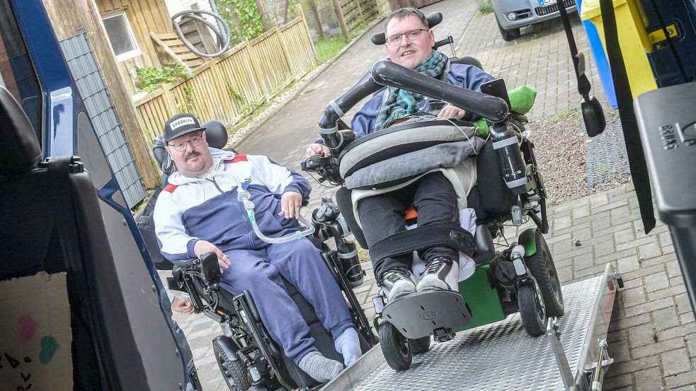 Über eine Rampe können die Brüder Matthias und Tobias Ehrlich die Rollstühle in den Crafter steuern. Foto: Ortgies
