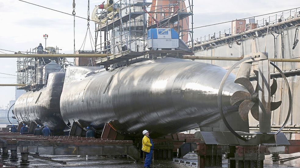 Kurz nachdem die beiden U-Boote des Typs 206 "U18" und "U24" (vorne) am 12.01.2008 im Schwimmdock der Nordseewerke in Emden eingedockt wurden, begannen die ersten Werftarbeiter mit der Sichtung der Boote im noch nassen Dock. DPA-Foto: Wagner
