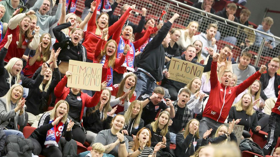 Einige Teams, wie hier der SV TiMoNo, werden von großen Fangruppen angefeuert. Foto: Doden/Emden