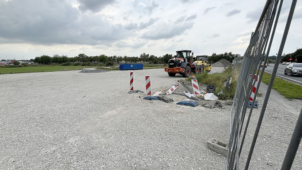 Zwei Baufahrzeuge stehen derzeit auf dem Gelände der neuen Ledabrücke. Foto: Bothe