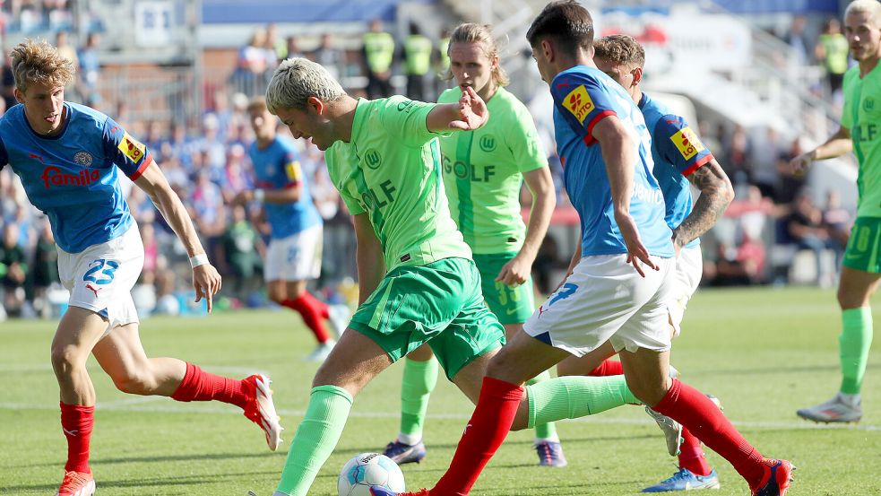 Gegen den VfL Wolfsburg gab Lasse Rosenboom (links) am Samstag in der Schlussphase sein Bundesliga-Debüt. Foto: Imago