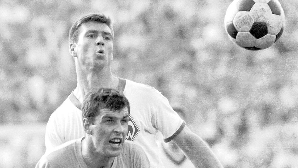 Bremens Sepp Piontek (links) im Zweikampf mit Dortmunds Lothar Emmerich. Beide standen sich auch am ersten Bundesliga-Spieltag überhaupt im August 1963 gegenüber. Foto: Imago