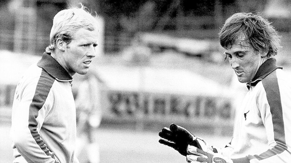 Der Ostfriese Albert Voß (links) und Dieter Burdenski waren sechs Jahre lang das Torwart-Gespann bei Werder. Foto: Imago