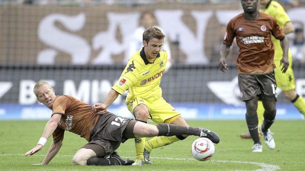 Bei seinem Erstliga-Debüt Ende September 2010 traf der 33-jährige Timo Schultz (links) auch auf den damals 18-jährigen Mario Götze. Foto: Imago