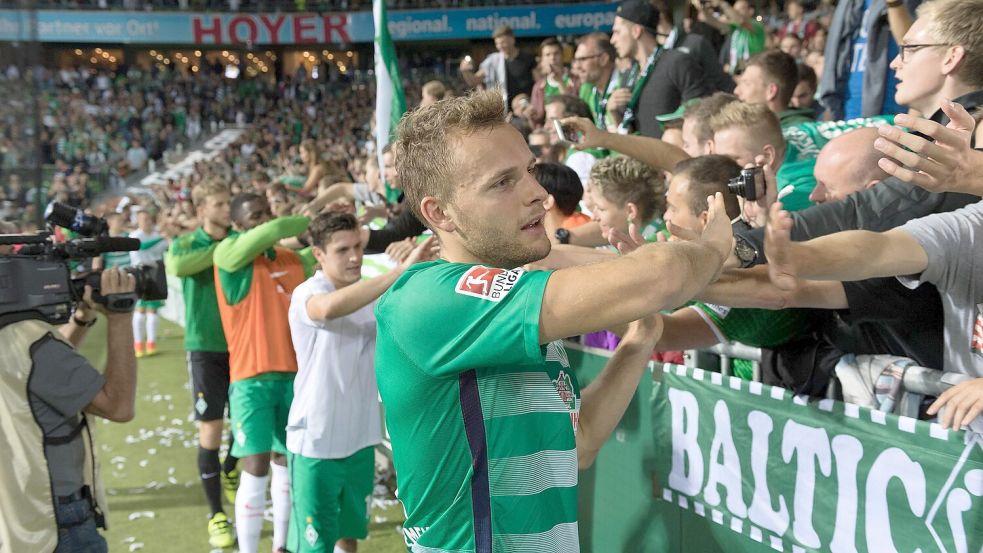 Dank an die Fans in der Ostkurve: Lennart Thy sammelte all seine elf Bundesliga-Einsätze im Trikot des SV Werder Bremen. Den Verein verließ er 2018. Heute spielt er in Singapur. Foto: Imago