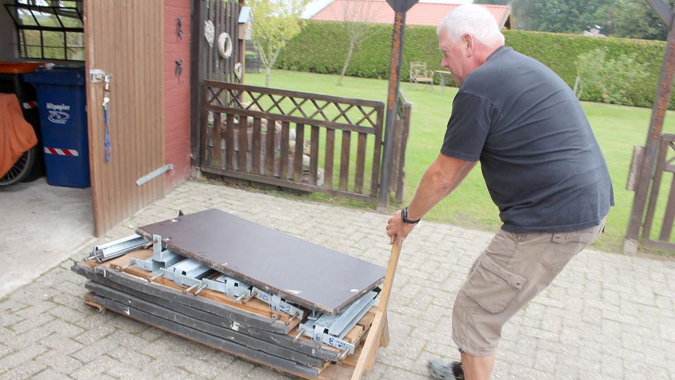 Die Bauteile für sein selbst entworfenes Fluttor hat Bernhard Poelmann einsatzbereit in einem Schuppen auf seinem Grundstück parat. Foto: Oltmanns