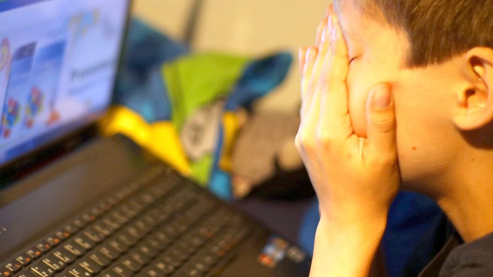 Im Internet gibt es Gewaltvideos, Nacktfotos und Fake-News. Wie können Eltern ihre Kinder in der digitalen Welt schützen? Foto: dpa/Oliver Berg