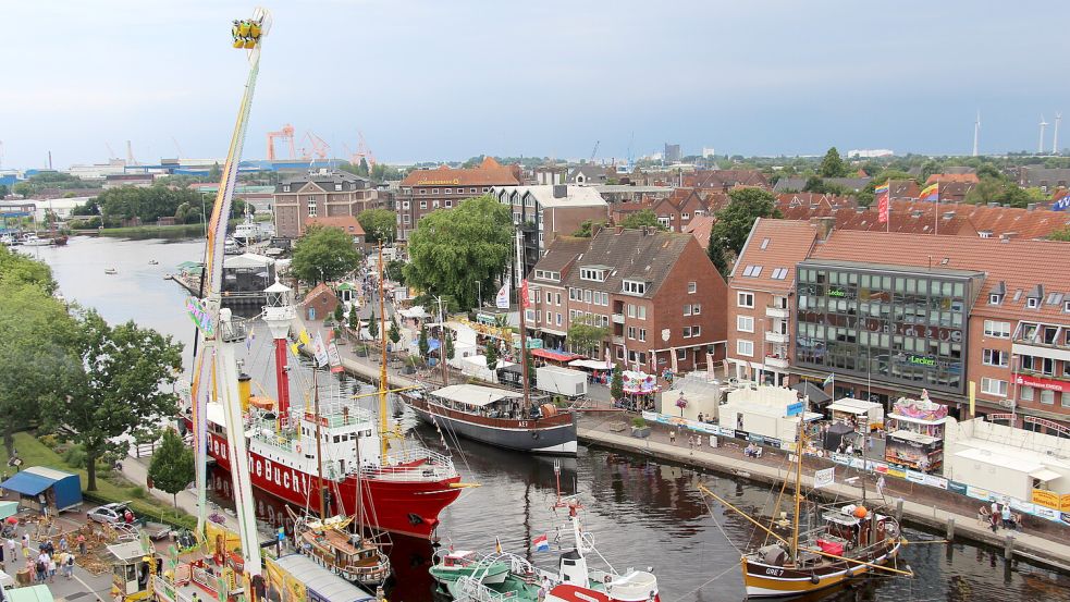 Erstmals gab es in diesem Jahr beim Delft- und Hafenfest ein Großfahrgeschäft, mit dem es hoch hinaus ging. Foto: Schlötel/Archiv
