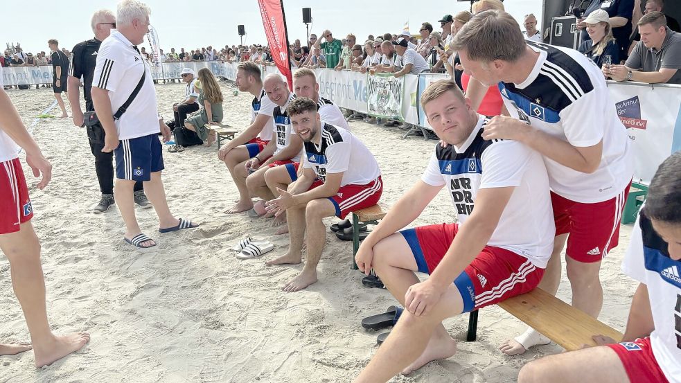 Die Hager fühlten sich im Kreise der Ex-Profis wohl, seien super aufgenommen worden. Rechts im Bild hat Thomas Helmer seine „väterliche“ Hand auf die Schulter von Lars Hinrichs gelegt. Links strahlt Stefan Schnoor mit den anderen um die Wette. Foto: Kresse