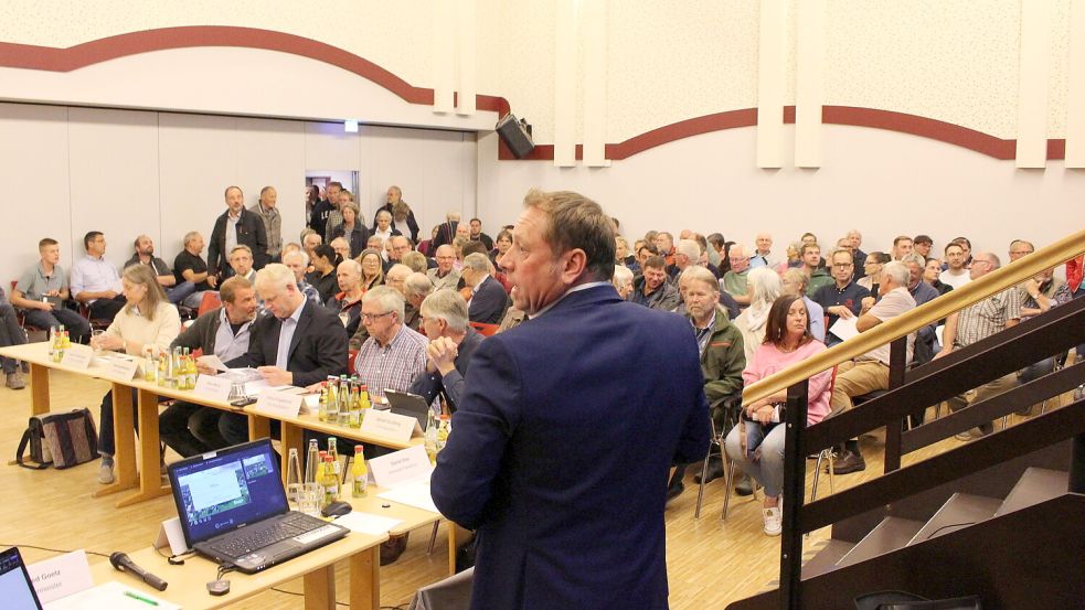 Friedeburgs Bürgermeister Helfried Goetz zu Beginn der Ausschusssitzung in der Aula der Haupt- und Realschule Altes Amt Friedeburg. Foto: Oltmanns