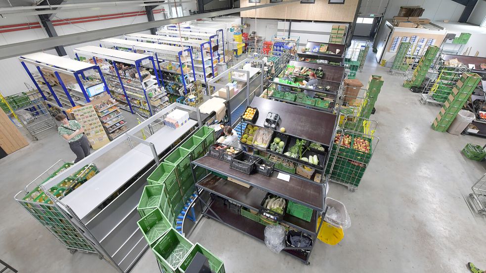 Regale voller Produkte, aber kein Supermarkt: die Halle, in der Biobote die Kisten verpackt. Foto: Ortgies