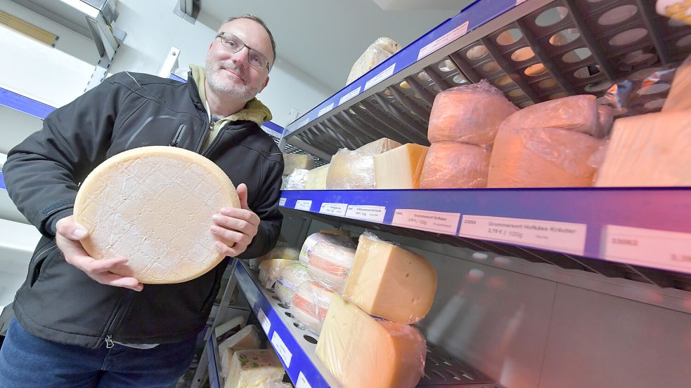 Käsesommelier Andreas Arling kümmert sich um die 90 bis 120 Käsesorten bei Biobote. Foto: Ortgies