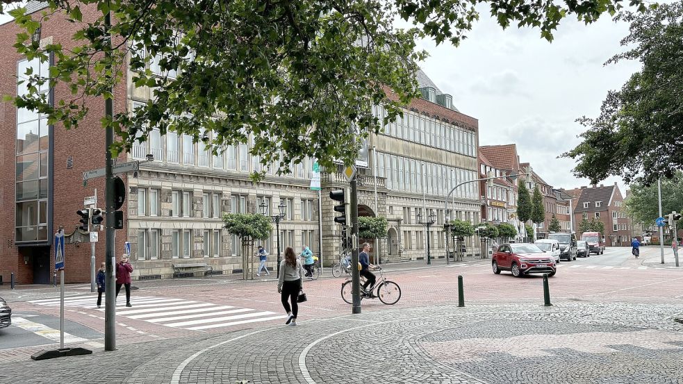 Zwei Zebrastreifen, ausgeschaltete Ampeln, Straßenmarkierungen: Auf der Neutorstraße und dem Rathausvorplatz müssen Verkehrsteilnehmer besonders aufeinander achten. Foto: Schuurman