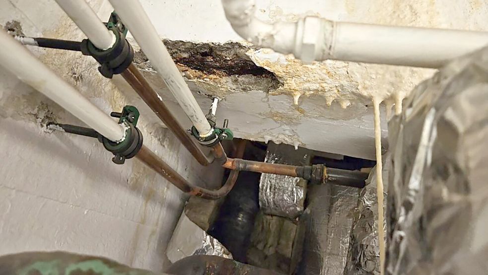 Ein Bild aus der Präsentation des Planungsbüros zum Zustand des Beckens im Keller. Das Wasser hat den von Karbonatisierung betroffenen Beton ausgewaschen und der korrodierende Stahl darin lässt ihn zerbröseln. Foto: Planungsbüros Janßen Bär
