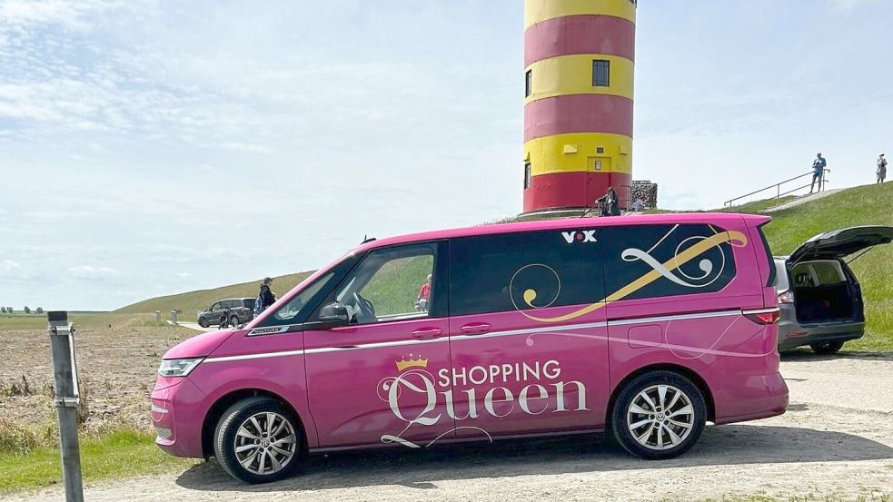 Das pinke Shopping-Mobil machte auch vor dem Pilsumer Leuchtturm Halt. Foto: privat