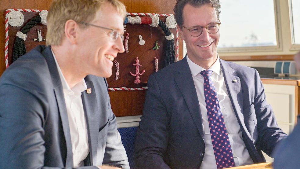 Doppelinterview auf einer Barkasse im Kieler Hafen: Daniel Günther (li.) und Hendrik Wüst. Foto: Patrick Sun