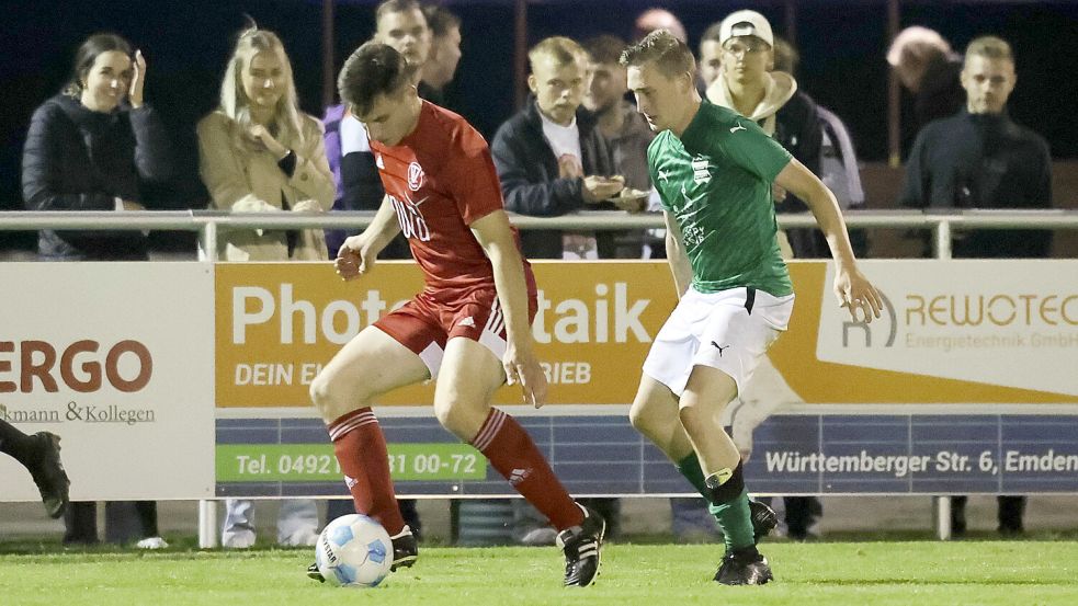 Christoph Buse (links) traf für Bunde zum 1:2-Anschlusstor in Larrelt. Zu mehr reichte es nicht mehr. Foto: Doden, Emden