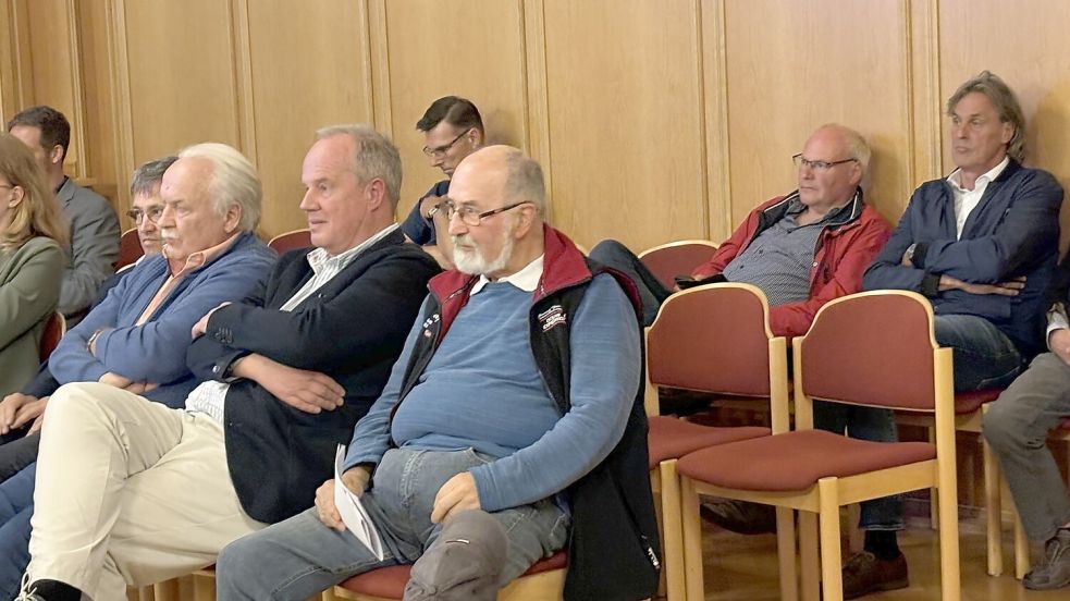 Verfolgten die Diskussion über die Volksfest-Zuschüsse im Zuschauer-Bereich: die Veranstalter Wilhelm Eilers, Frank Nowak, Uwe Hellmann, Jakob Oltmanns und Martin Sährig (von links vorne). Foto: Schuurman