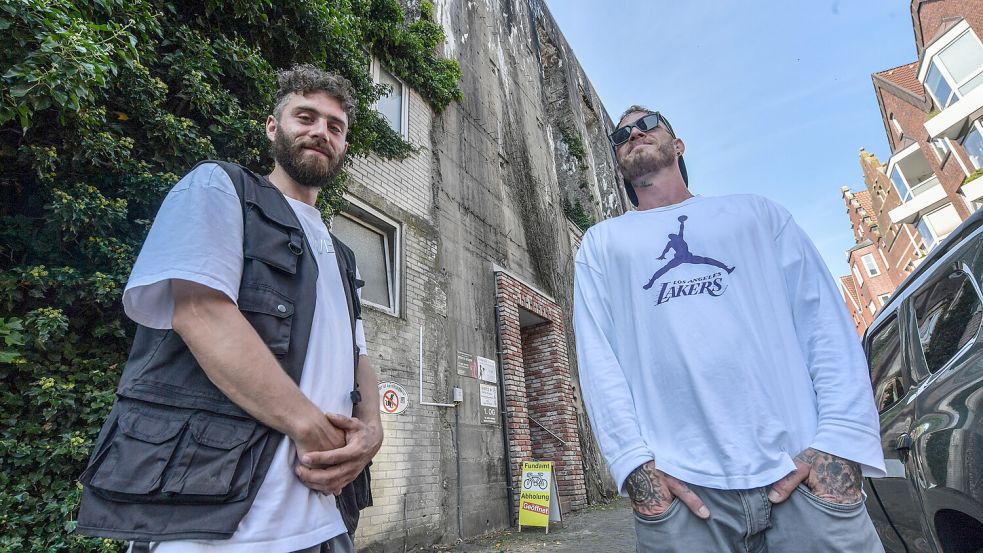 Marco Sousa Fernandes Inacio (links) und Benjamin Ites vor dem Emder Bunker. Foto: Ortgies