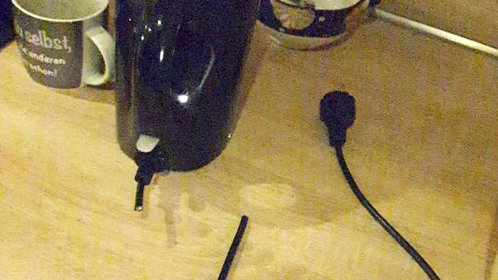 Elektrogeräte mit abgeschnittenen Kabeln hat ein ostfriesischer Hausverwalter in der Wohnung eines psychisch auffälligen Mieters festgestellt. Foto: Privat