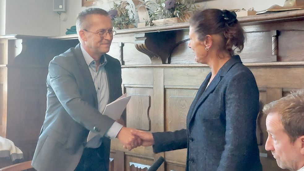 Bürgermeister Jürgen Akkermann gratuliert der neuen CDU-Ratsfrau Alice Behrmann. Foto: Ferber