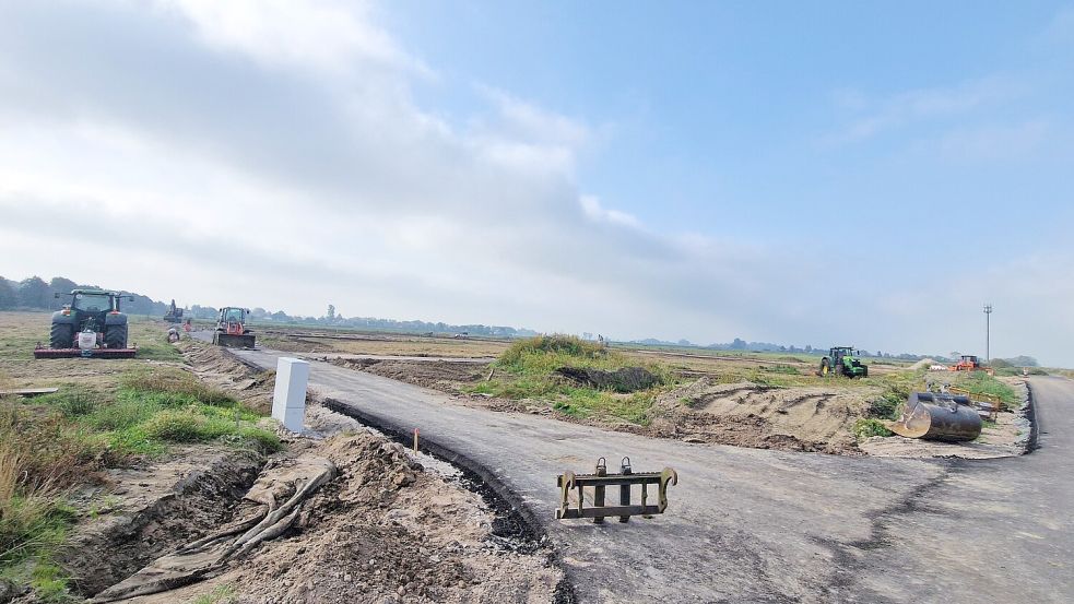 Während in Jemgum die Erschließungsarbeiten andauern, wurden im Baugebiet am Schöpfwerkstief bereits die Bodenplatten für die ersten Wohnhäuser gegossen. Foto: Gettkowski