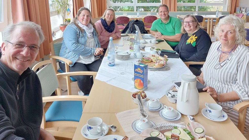 Optimistisch nach dem ersten Austausch: Andreas Langkau (von links), Julia Pannenbäcker, Christine Schröder-Pannenbäcker, Gunnar Sander, Ines Görder und Petra Damm. Foto: Ferber