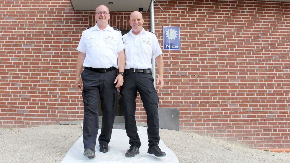 Die beiden Polizisten Detlev de Boer (links) und Joachim Tjarks vor ihrer brandneuen Polizeistation in Friedeburg. Foto: Oltmanns