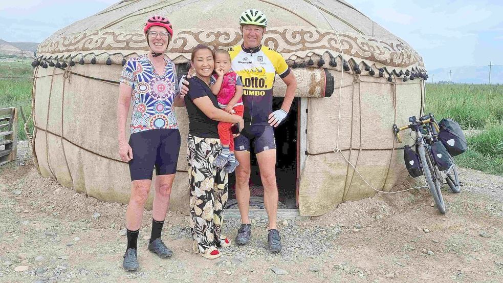 Während ihrer Tour durch Kirgisistan lernten Andrea Jeschke (links) und Bernd Hinrichs (rechts) einige Einheimische und deren Gastfreundlichkeit kennen. Fotos: Privat