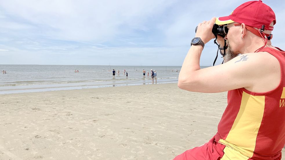 Auch am Südstrand hat die DLRG das Geschehen im Blick. Foto: Ferber
