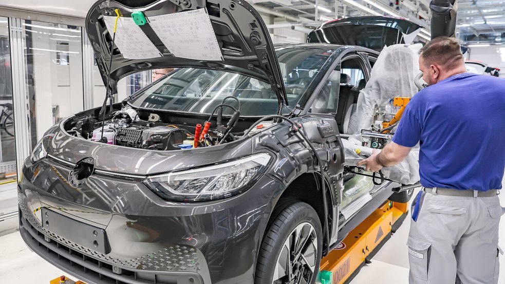 Volkswagen-Mitarbeiter im Werk Zwickau: Droht ein Stellenabbau beim Autobauer? Foto: dpa/Jan Woitas